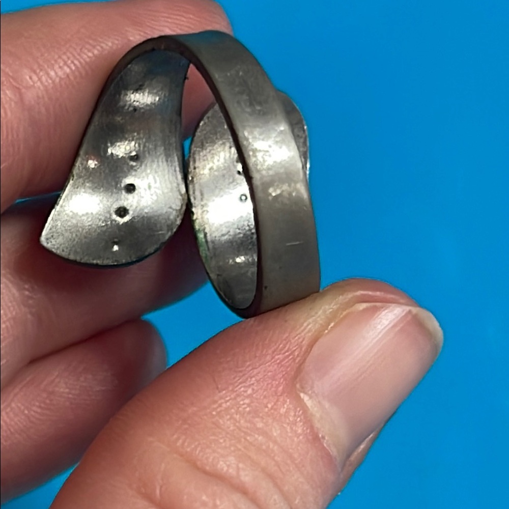 Vintage Uncas Silver Textured Ring with Rhinestones - Picture 5 of 6